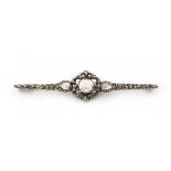 Silver and gold bar brooch with rose cut diamonds. Gross weight ca. 5.8 grams.Lengte ca. 6,5 cm