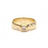 A 14 krt yellow gold ring. Set with brilliant cut diamonds. Central diamond, ca. 0.25 ct, clarity VS