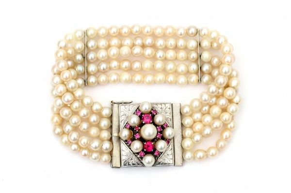 A bracelet with five strings cultivated pearls and a 14 krt white gold lock. Lock set with synthetic