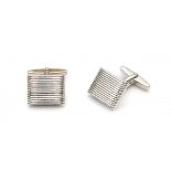 A pair of 18 krt white gold cuff links with ribb patern. Gross weight ca. 10 grams.Breedte ca. 17