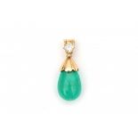 A 9 krt yellow gold pendant. Set with a drop shaped emerald, ca. 12.00 ct, average clarity and