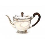 A Dutch silver teapot. Maker's mark Gerritsen & van Kempen, Zeist. Year letter 1938Hoogte 13,5 cm.