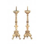 A pair of Flemish brass candlesticks. Circa 1700Hoogte 66 cm.