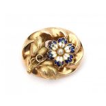 A 14 krt yellow gold brooch with flower. Decorated with blue and white enamel and a cultivated
