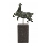 Hollandse School 20e eeuwA green patinated bronze sculpture of a horse. In the manner of Artur