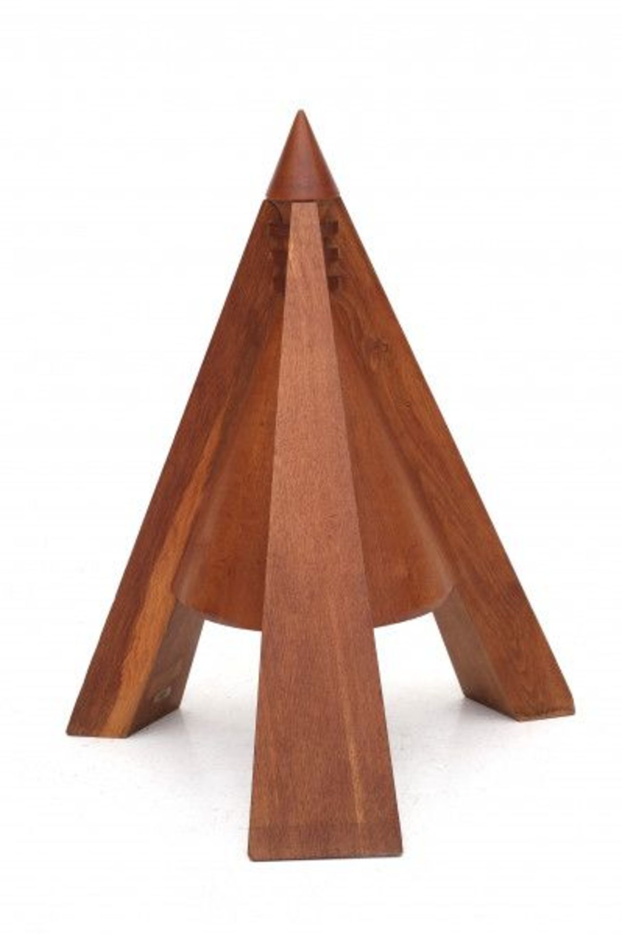 Onco Tattje (1943-2017)An oak sculpture, pointed shaped on three feet, marked with metal tag: Onco. - Bild 2 aus 3