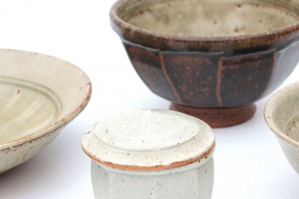Richard Batterham (1936)A stoneware dish, two bowls and a lidded bowl, unmarked.8 cm. h. x 8 cm - Image 2 of 3