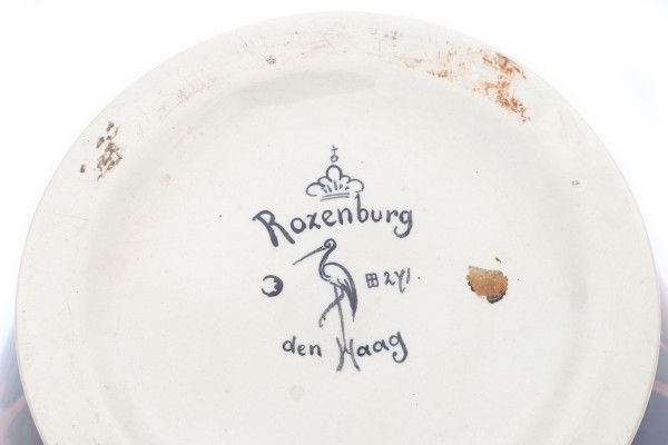 N.V. Haagsche Plateelfabriek Rozenburg, Den Haag (1883-1917)A Juliana-ceramic vase with cover, - Image 3 of 3