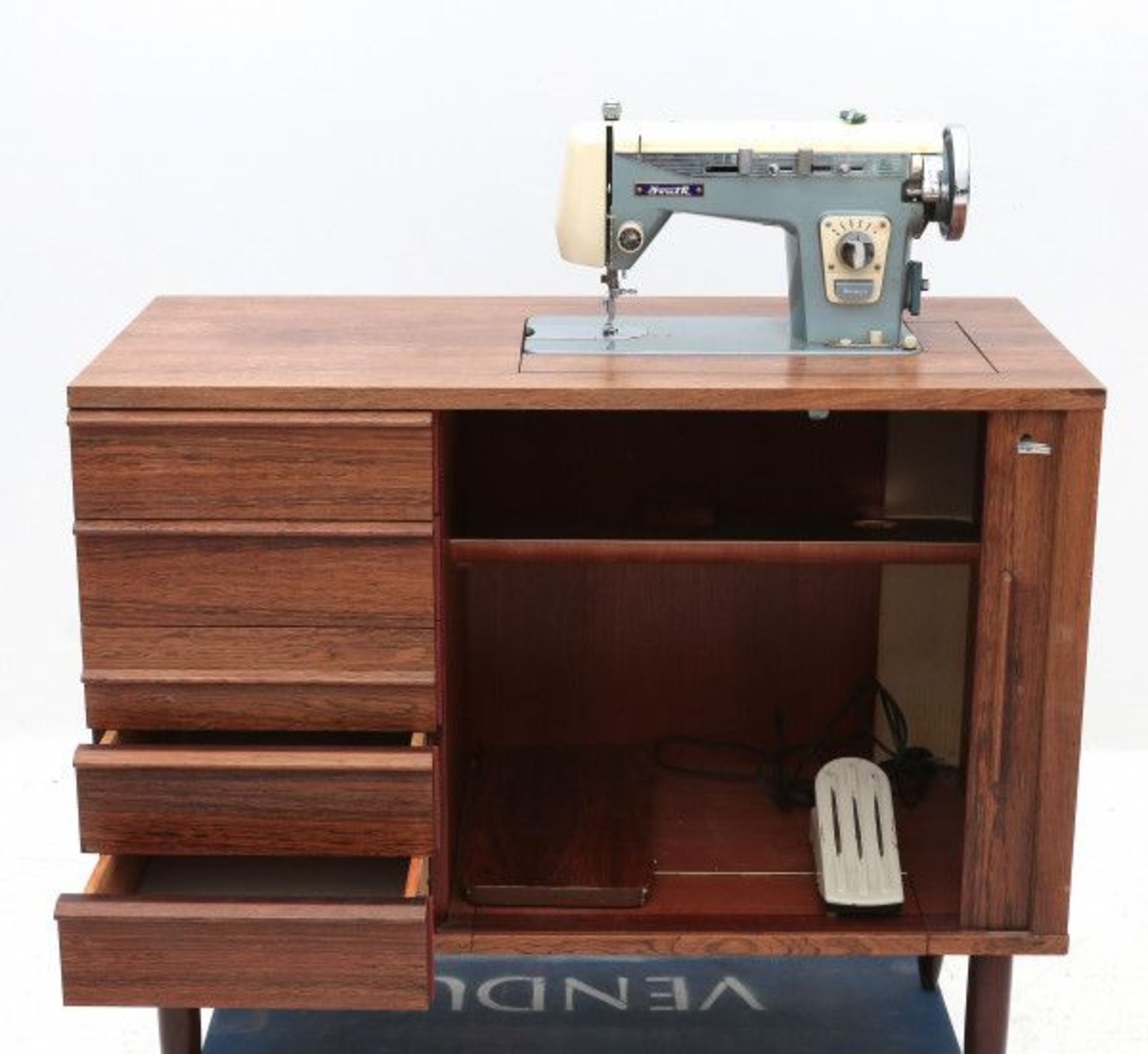 Midcentury ModernA teak veneered sewing sideboard with sliding door and drawers, the sideboard - Bild 2 aus 3