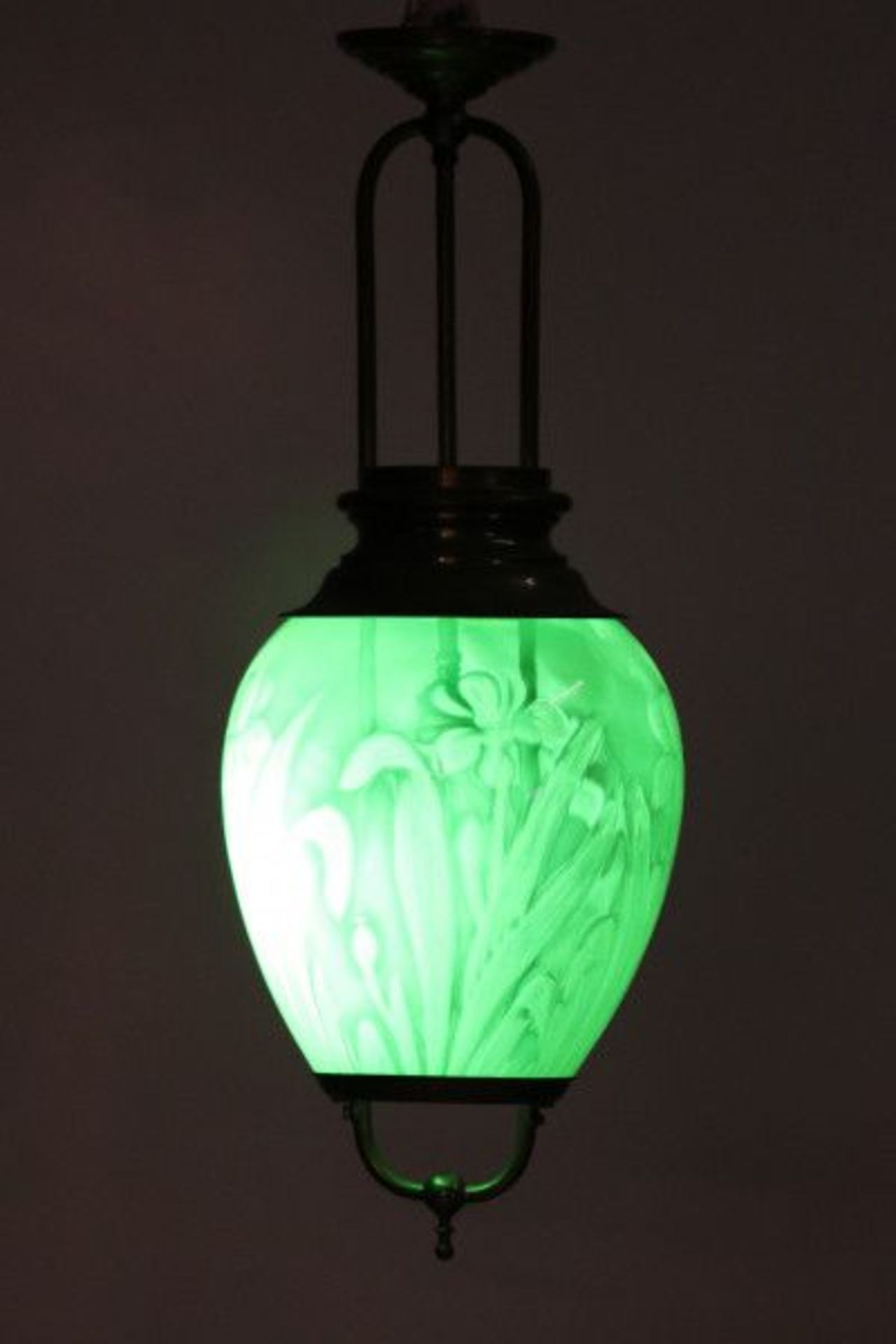 Art NouveauA brass and uranium glass hanging lamp, English, circa 1900, in the style of John Walsh - Bild 2 aus 3