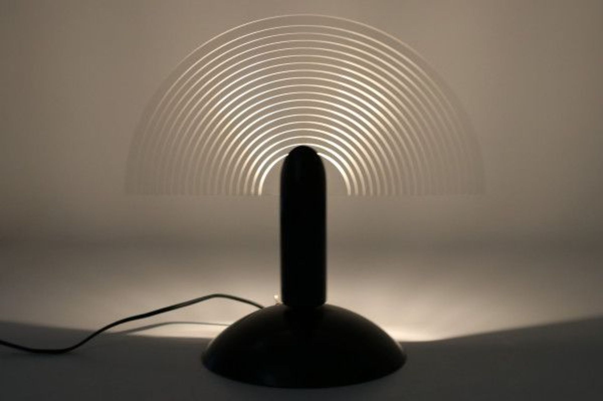 Pola Design, AmstelveenA black lacquered metal table lamp with semi-circular perspex shade, 1980s/ - Bild 2 aus 2