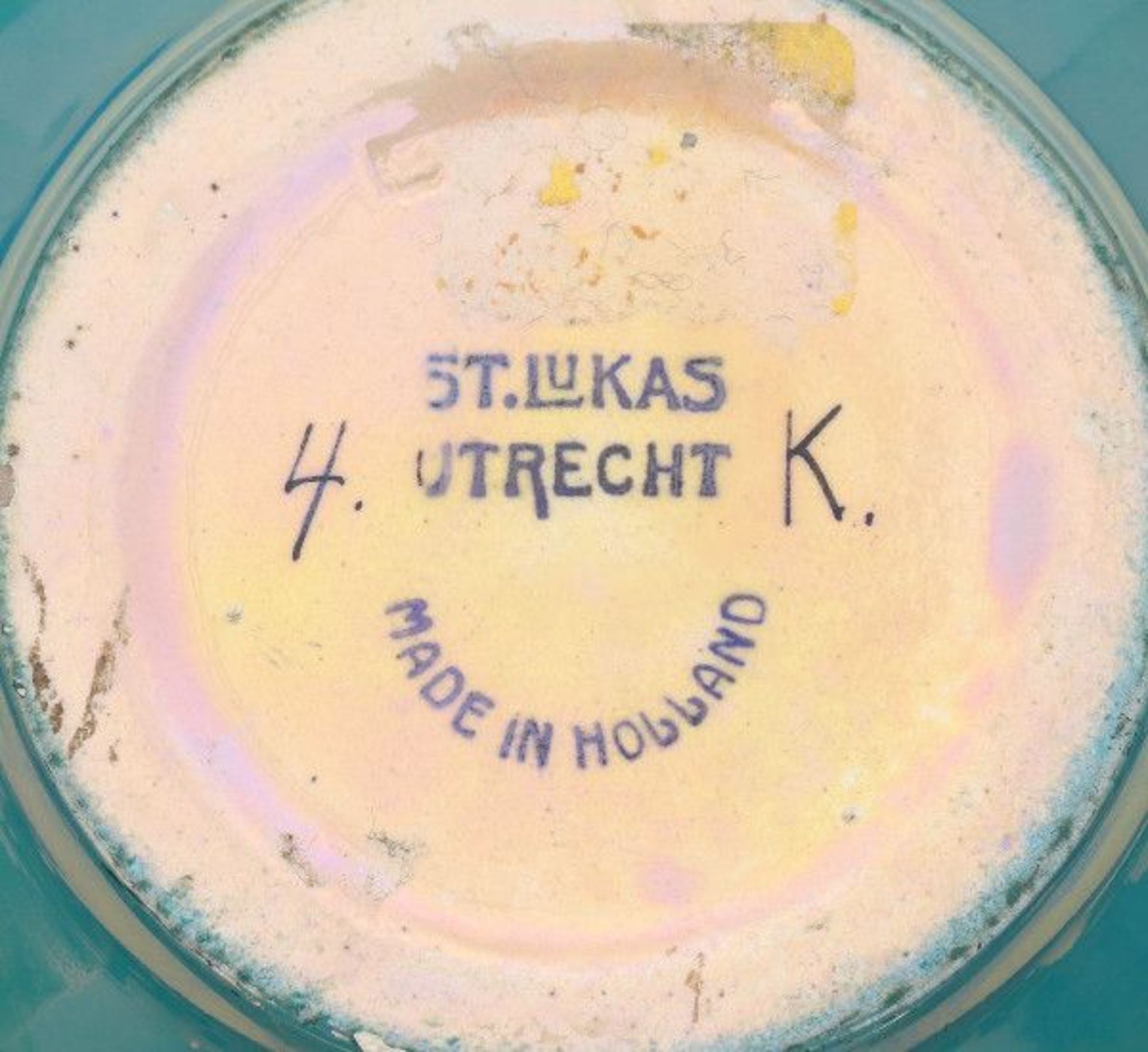 Kunstaardewerkfabriek St. Lukas (1909-1933)A blue ceramic vase with lustre glaze, signed underneath - Bild 3 aus 3