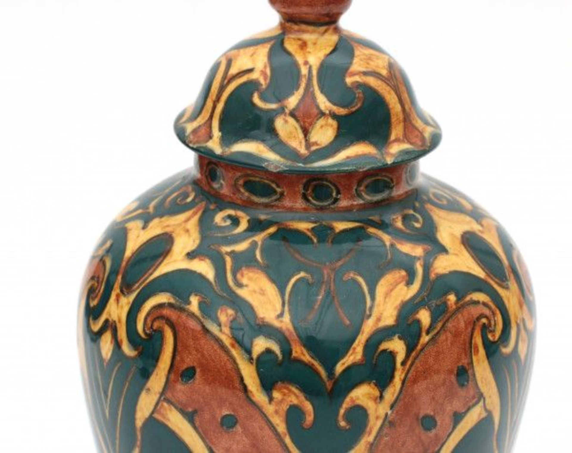 N.V. Haagsche Plateelfabriek Rozenburg, Den Haag (1883-1917)A ceramic vase and cover decorated with - Bild 3 aus 3