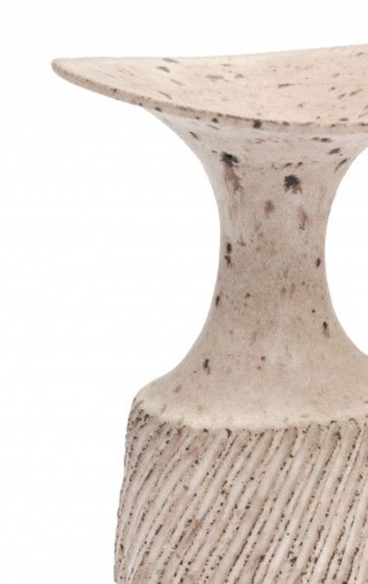 Lucie Rie (1902-1995)A stoneware vase with flaring rim, spiral fluting carved on body, greyish - Bild 2 aus 3