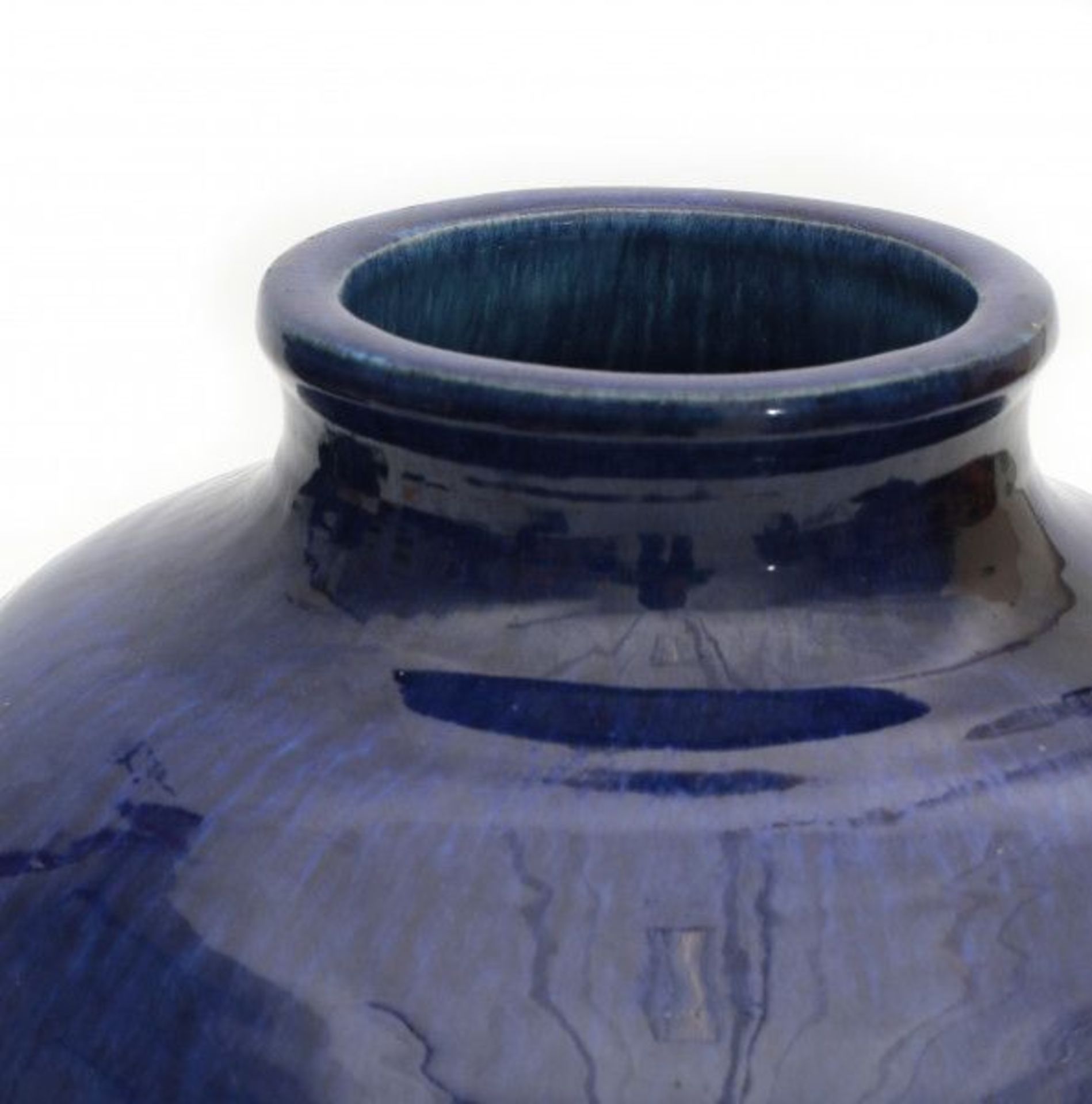 Pieter Groeneveldt (1889-1982)A blue glazed ceramic vase, signed underneath with impressed mark.30 - Bild 2 aus 3