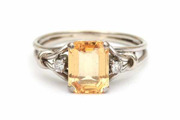 White gold ring set with an emerald cut, yellow topaz of ca. 2.55 ct and two briljant cut