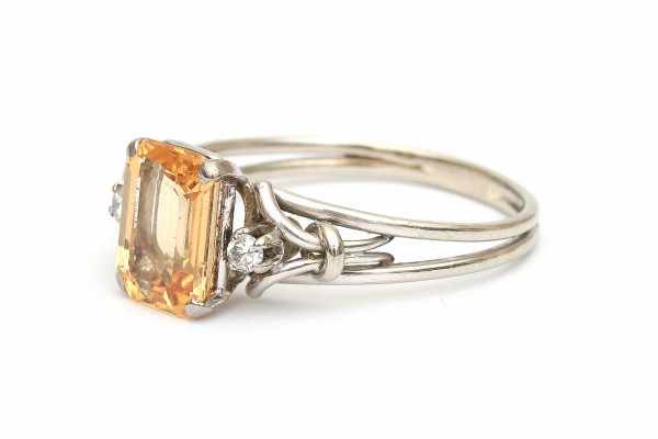 White gold ring set with an emerald cut, yellow topaz of ca. 2.55 ct and two briljant cut - Image 2 of 2