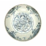 A Chinese blue and white Swatow Zhangzhou shallow bowl, decorated with a floral pattern. Late Ming