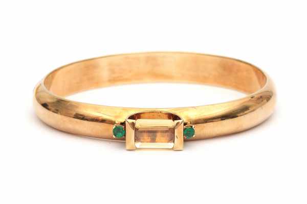 A yellow gold hinged bracelet. Set with a emerald cut citrine of ca. 3.65 ct, and two brilliant