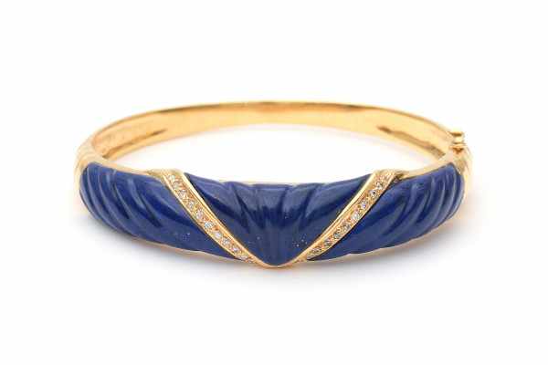 18 carat yellow gold bangle with lapis lazuli and diamond, design from the 80's. Rigid bracelet with