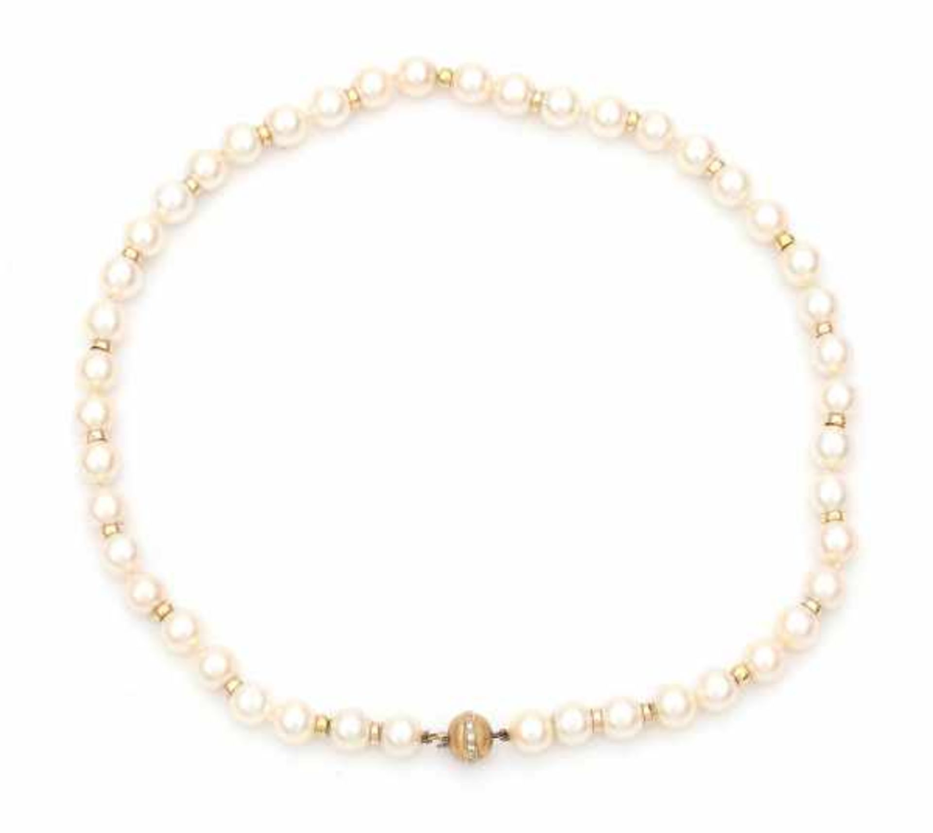 A cultured pearl necklace with 14 krt yellow gold clasp and spacers. Pearls have a diameter of ca.