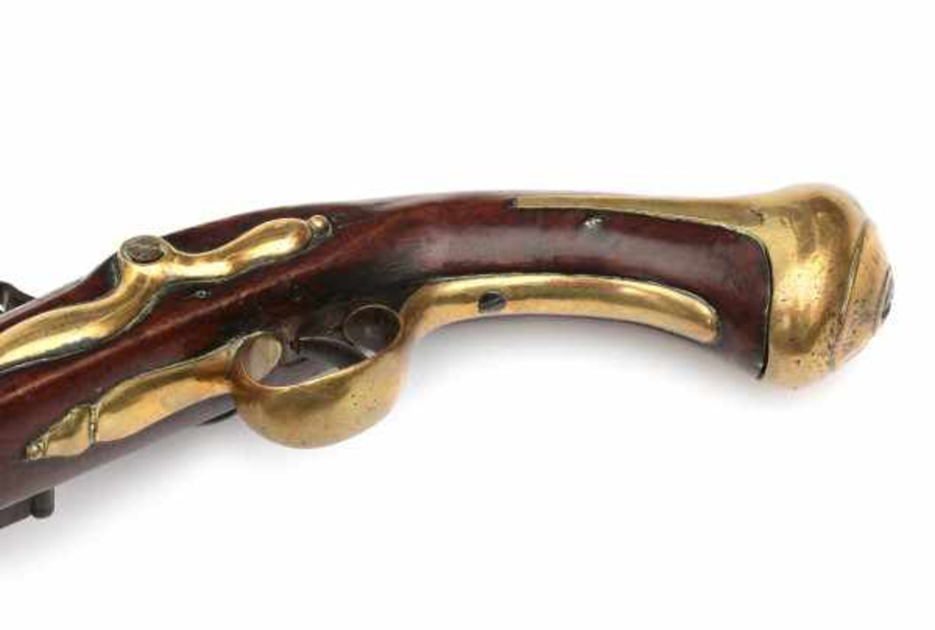 An English flintlock pistol, the walnut stock with brass mounts and a shield engraved with D/6, - Bild 4 aus 5