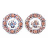 A pair of hexagonal Japanese Imari plates. Meiji (1868-1912)Diameter 19 cm.- - -29.00 % buyer's