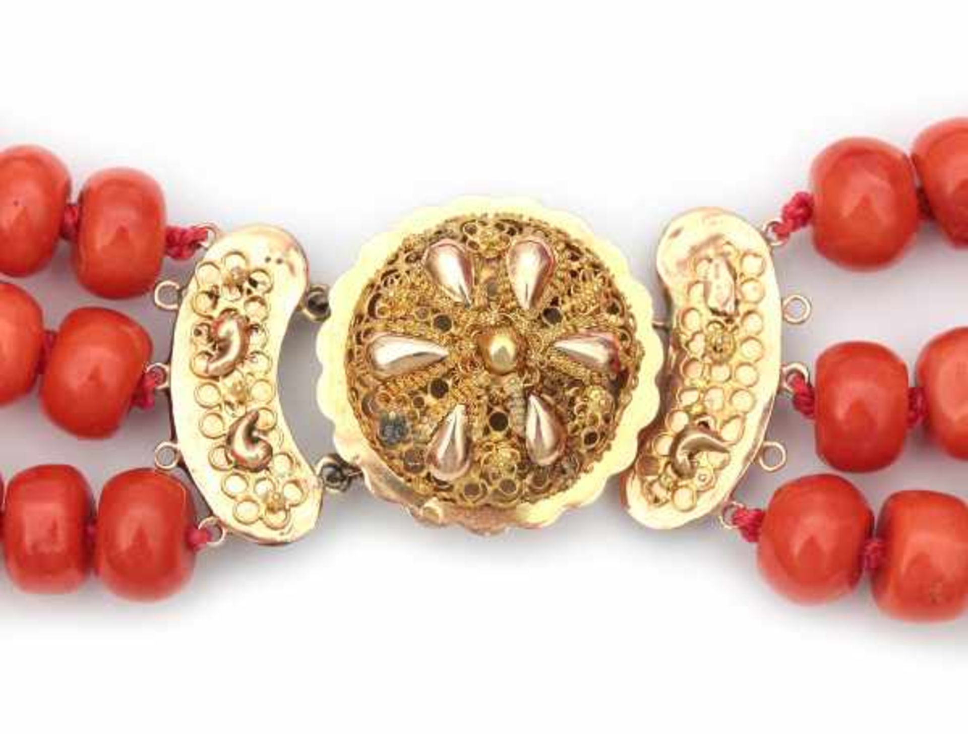 A three strand precious coral necklace with 14 carat rose and yellow gold clasp. The strands are - Bild 2 aus 2