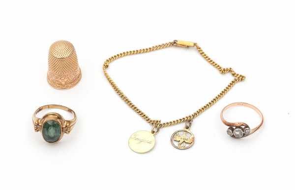 Collection of four gold pieces of jewellery, comprising of : two rings, a 8 crt. bracelet with