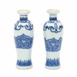 A pair of Chinese blue and white small vases. With Yu mark, 18th century.height 14 cm.- - -29.00 %