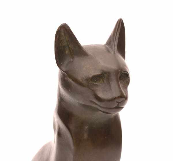 European school 20th centuryA bronze sculpture, a sitting cat, 'Bastet'.height 38 cm.- - -29.00 % - Image 2 of 3