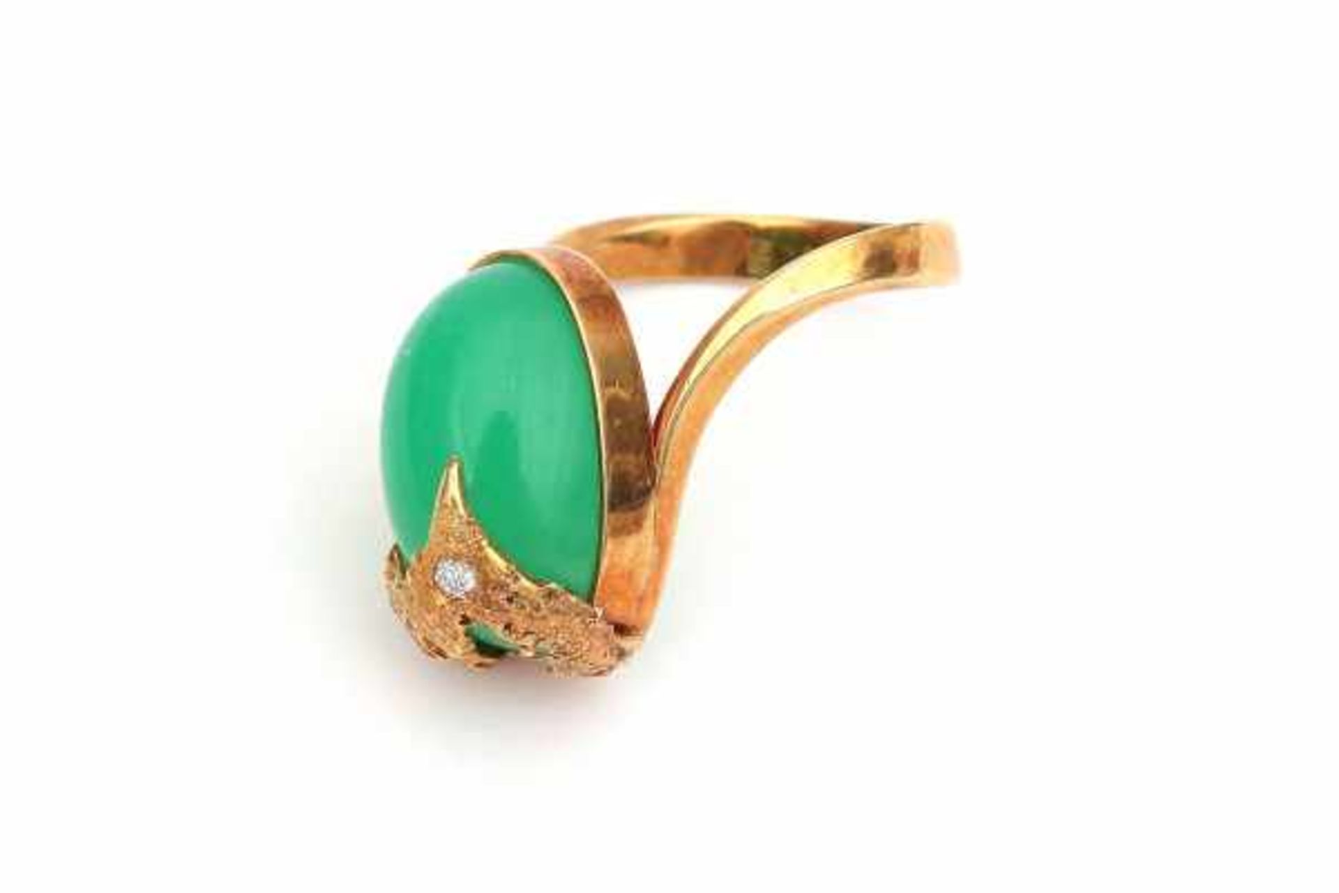 A yellow gold ring from the 1960's - 1970's, set with an oval cabochon cut Chrysopase, ca. 8.45 - Bild 2 aus 2