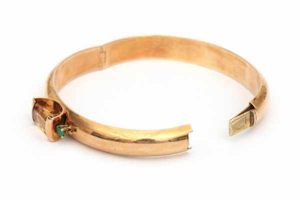 A yellow gold hinged bracelet. Set with a emerald cut citrine of ca. 3.65 ct, and two brilliant - Image 2 of 2