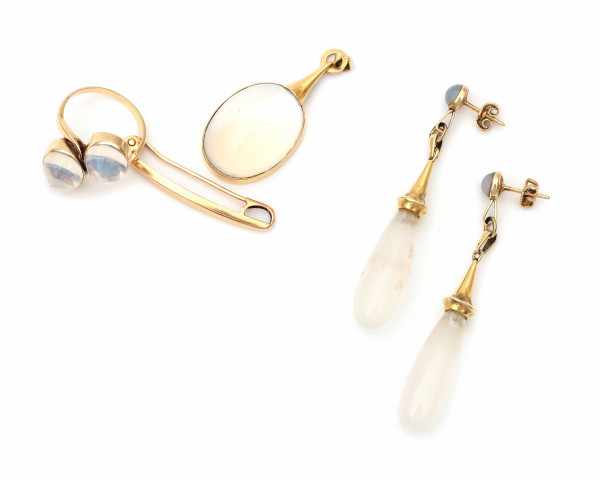 Gold demi parure set with moonstone, consisting of a pendant, a ring and earrings. Including a plain
