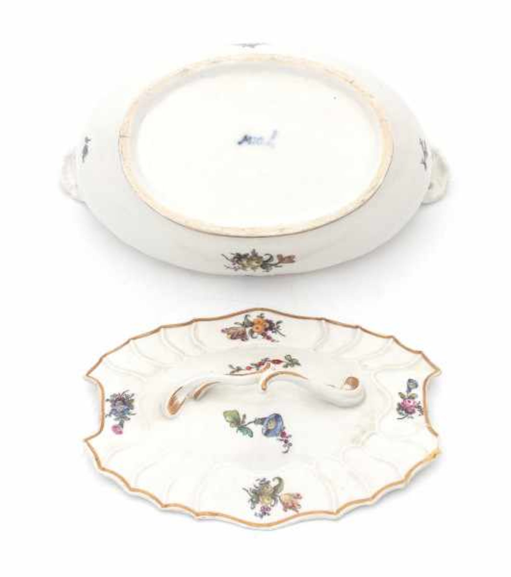 A Dutch Loosdrecht porcelain tureen. 1778-1782. The lid restored.Length 15 cm.- - -29.00 % buyer's - Bild 3 aus 3