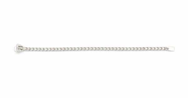 18 carat white gold diamond tennis bracelet with a buckle shaped clasp. Set with ca. 3 ct. of