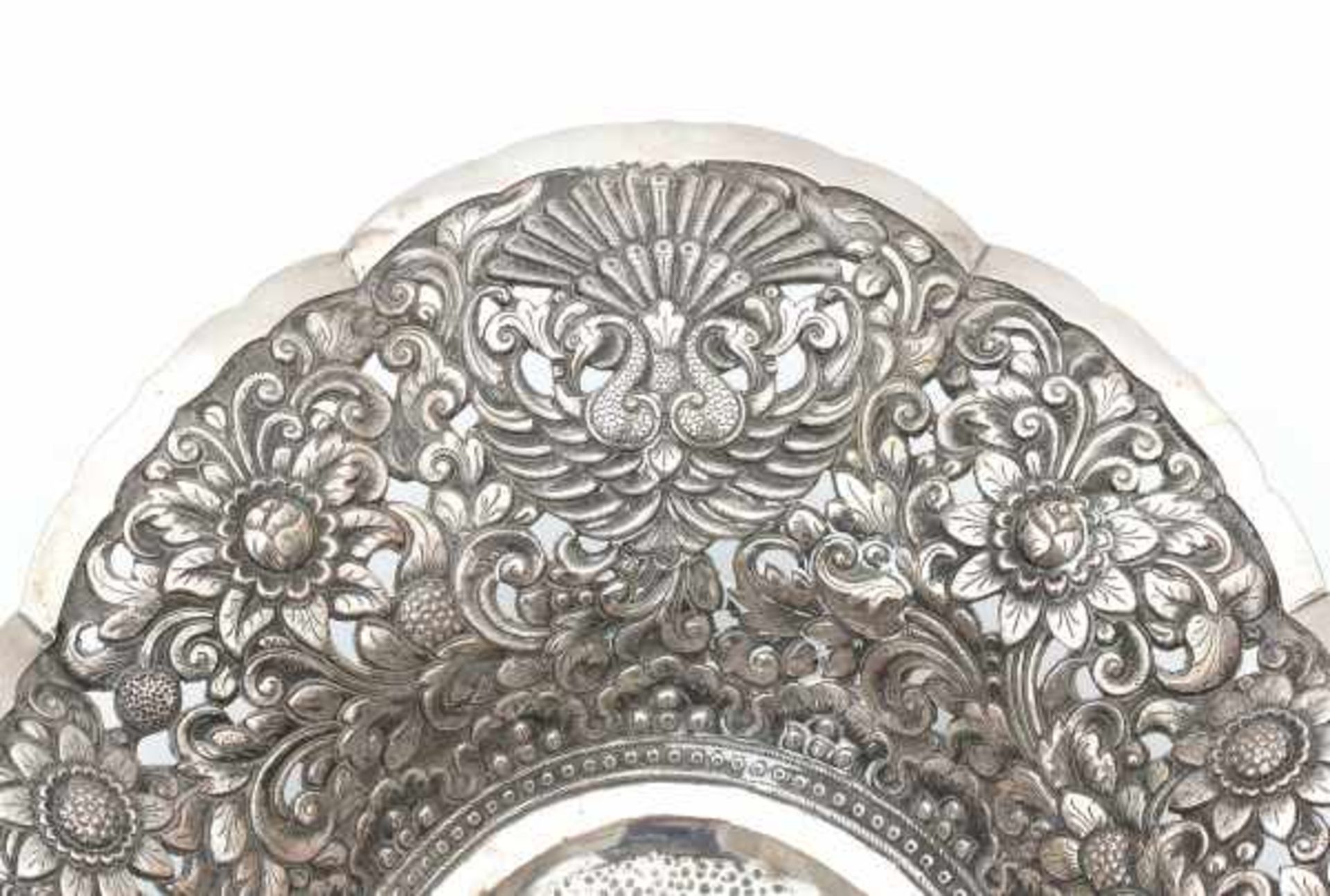 An oval Djokja silver basket, decorated with flowers and peacocks. Indonesia, 20th century.Length 41 - Bild 3 aus 3