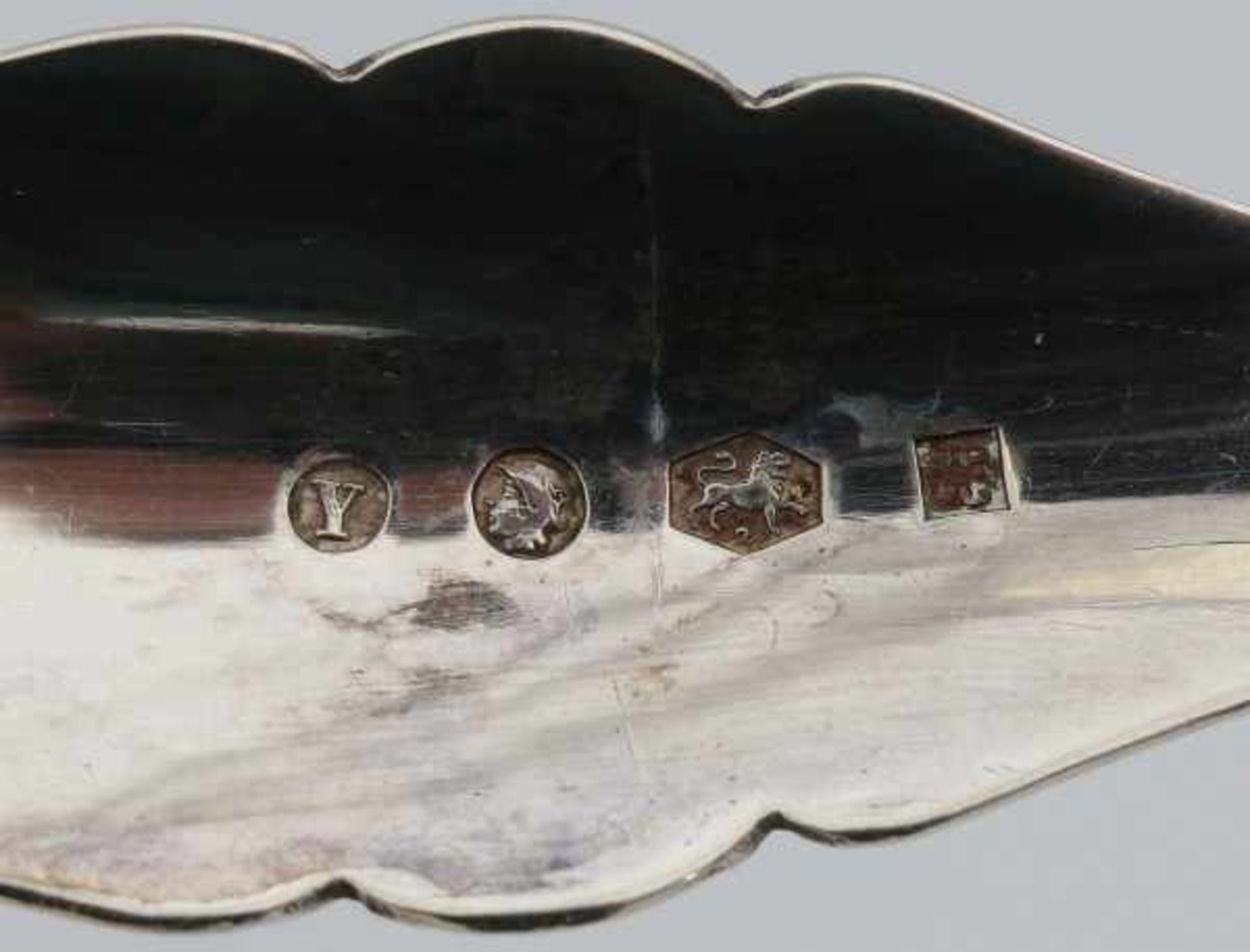 A pair of Dutch silver serving spoons. Maker's mark Wed. Gerardus Wilheminus Uriot, Amsterdam. - Bild 2 aus 2