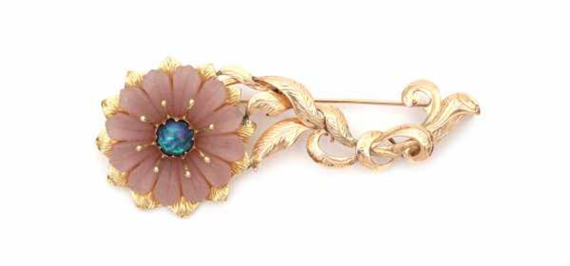 A 14 krt yellow and rose gold flower shaped brooch, set with rose quartz and black opal. Gross