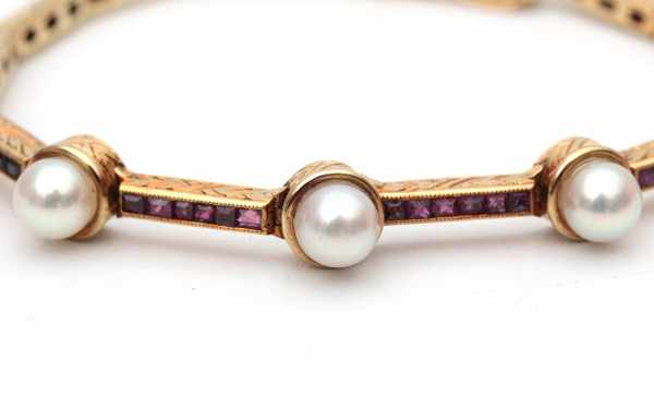 14 carat yellow gold art deco bracelet set with cultured pearls and natural carré cut rubies. - Image 3 of 3