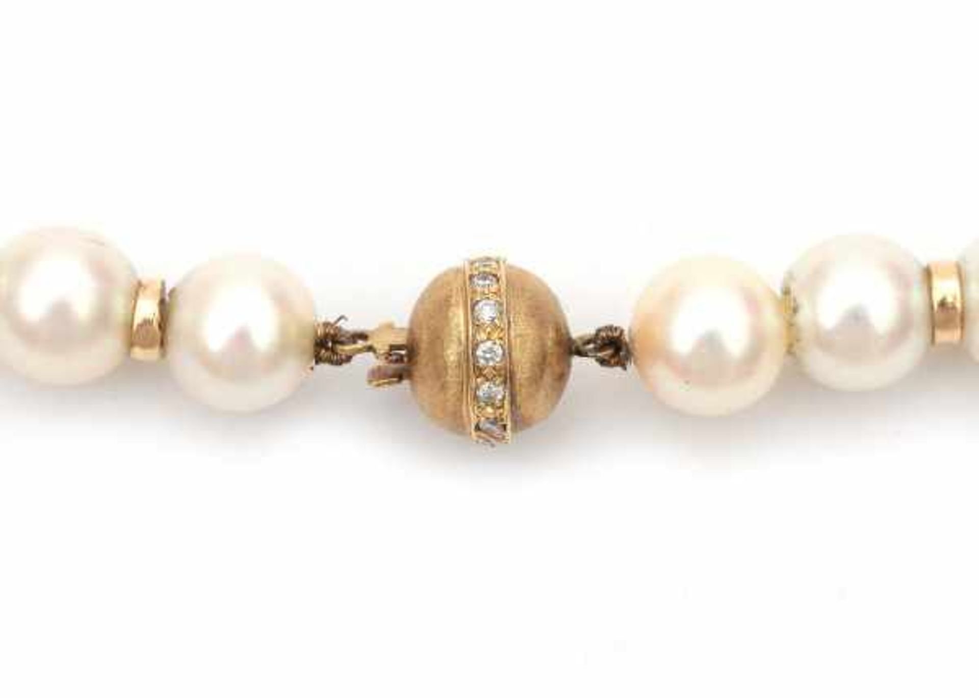 A cultured pearl necklace with 14 krt yellow gold clasp and spacers. Pearls have a diameter of ca. - Bild 2 aus 2