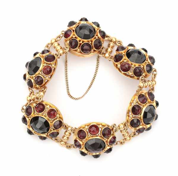 A 14 carat yellow gold bracelet. Set with rose cut garnets. Gross weight ca. 35.3 grams.Length ca.