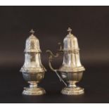 Silver pepper pot and salt caster, possibly France, 18th century, h. 19 cm, appr. 630 grams (2x)