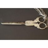 Silver grape scissors on a base-metal chain 27.00 % buyer's premium on the hammer price, VAT