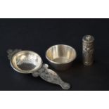 Sterling silver yarn holder + Silver tea strainer (2x) 27.00 % buyer's premium on the hammer price,