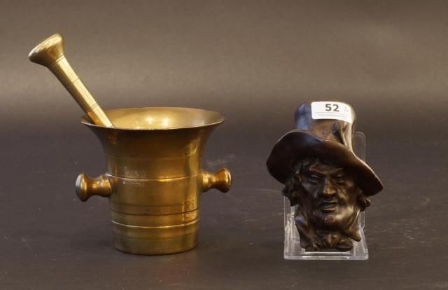 Bronze sculpture, Man with hat, l. 10 cm + Bronze pestle and mortar (2x) 27.00 % buyer's premium on