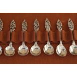 12 Dutch silver liqueur spoons, second amount, in case (12x) 27.00 % buyer's premium on the hammer