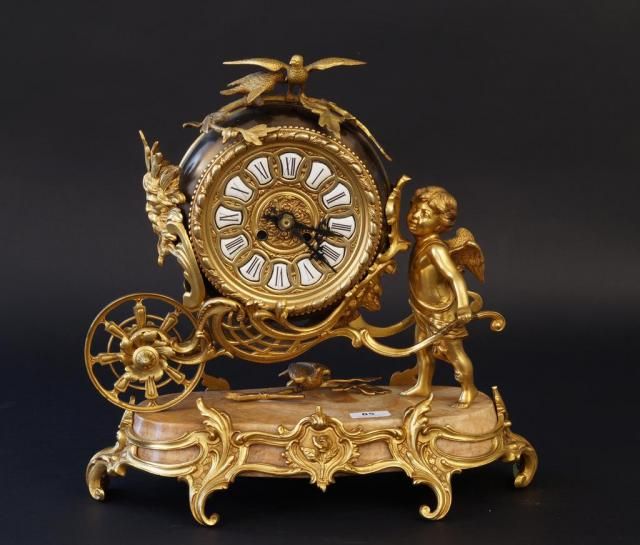 Bronze clock, decorated with putto, h. 37 cm. 27.00 % buyer's premium on the hammer price, VAT