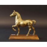 Coppered horse on a wooden base, 20th century, dim. 21 x 21 cm. 27.00 % buyer's premium on the