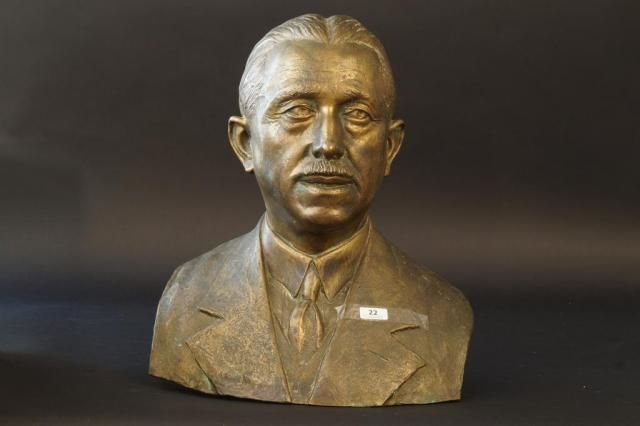 Bronze bust of Marcel van Grunsven, former mayor of Heerlen, signed, h. 42 cm. 27.00 % buyer's